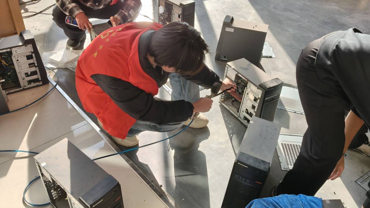 智能學(xué)院計算機硬件維護興趣小組志愿者赴汽車館開展電腦維護專項服務(wù)